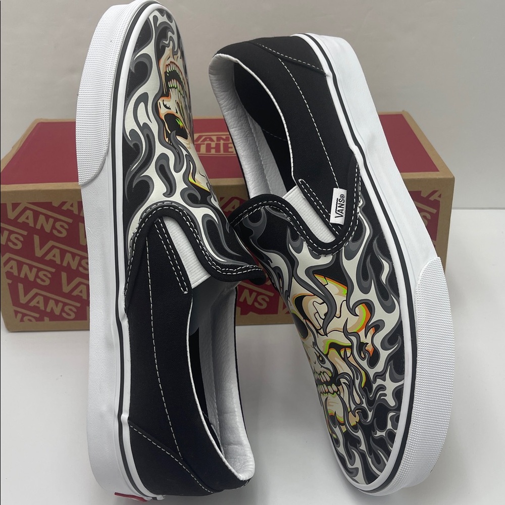 Vans WMNS Classic Slip-On
Flame Skull Black/True White
VN0009Q7BMX Sneakers - Picture 13 of 16